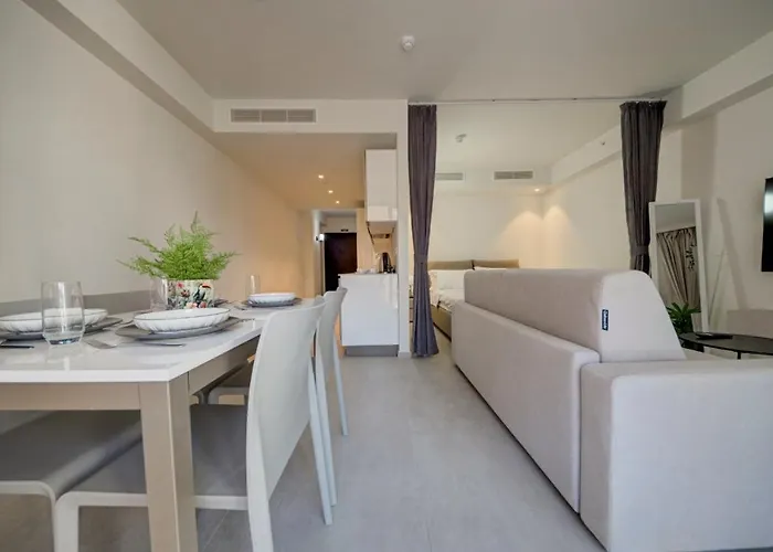 Mercury 319 - 2x Pool Cards Access & Shopping Mall *