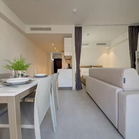 Mercury 319 - 2x Pool Cards Access & Shopping Mall *